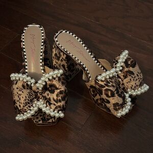Betsey Johnson MACCIE Leopard Bow Pearl Trim Block Heel Mules - Brown - Size 7.5